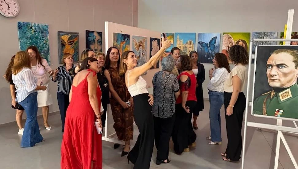 Mavi Fırça’nın karma resim sergisi Ercan’da yolcularla buluştu