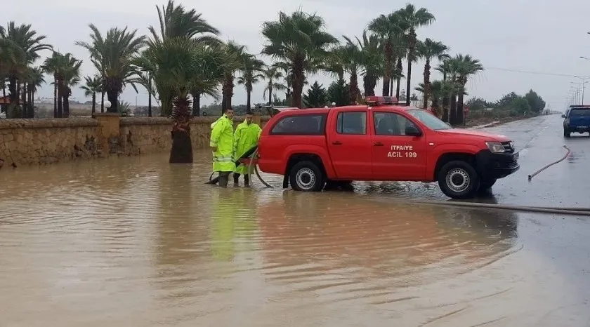 İtfaiye ekipleri su baskınlarına 20 personel ve 7 araçla müdahale etti: Mahsurlar kurtarıldı