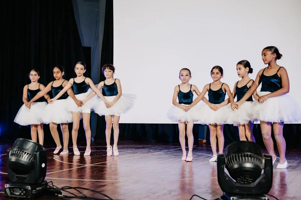 SAM’ın dans öğrencileri, dansın tarihsel gelişimini sahneledi