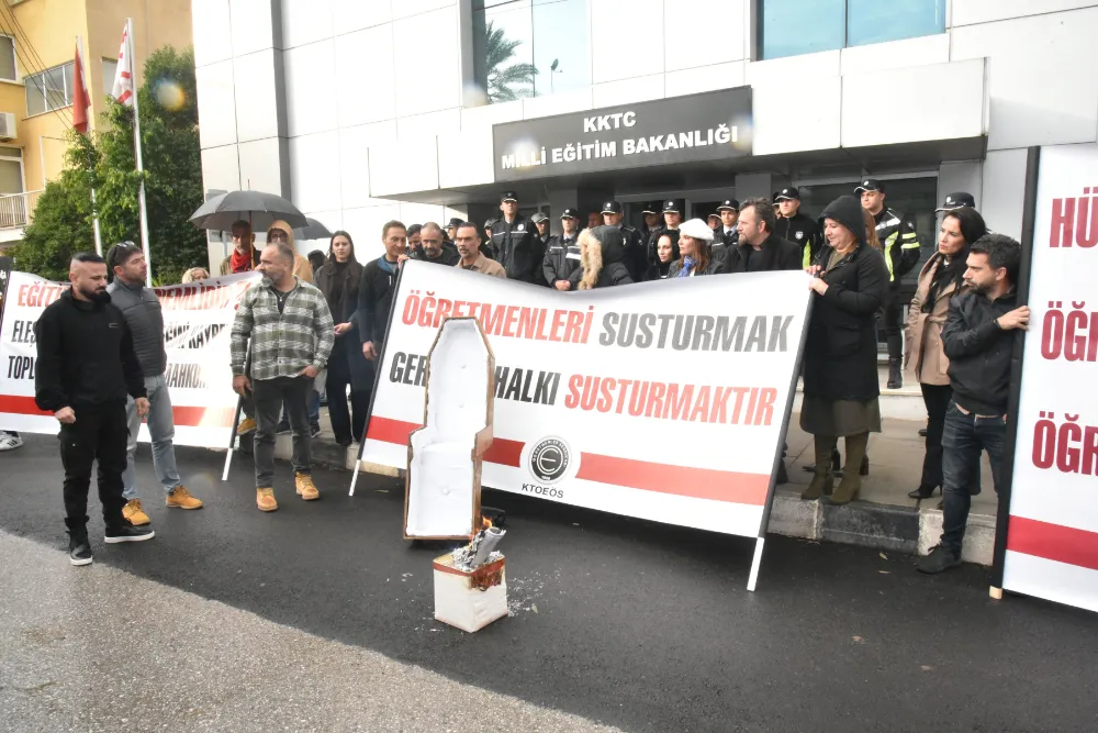 KTOEÖS, Milli Eğitim Bakanlığı önünde öğretmenlere yönelik soruşturmaları protesto etti