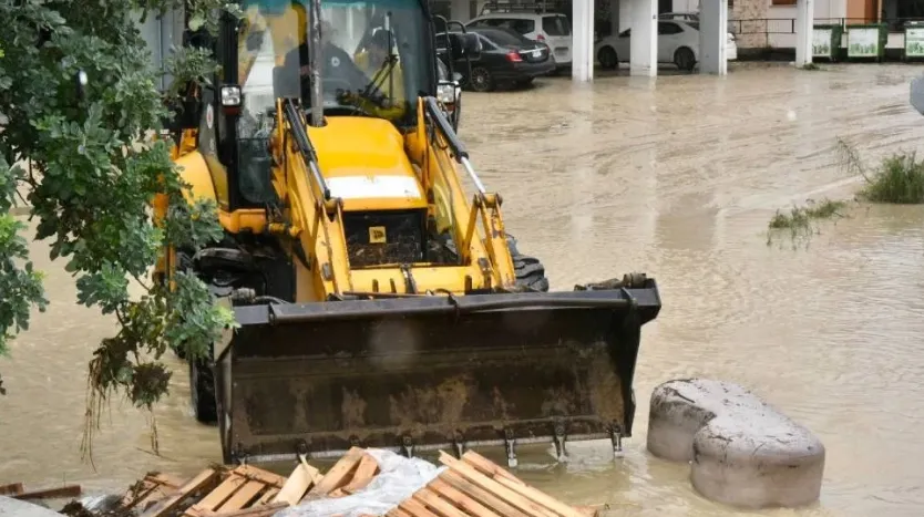 Sağanak yağış sonrası polis ve itfaiye ekipleri müdahalelerini sürdürüyor